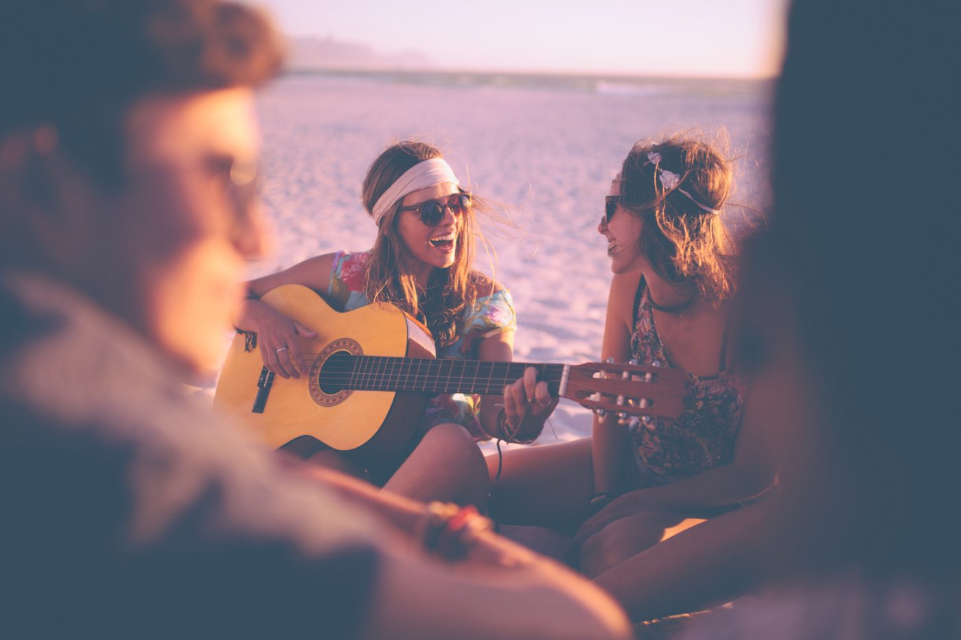 Было лето кто поет. Компания с гитарой. Девушка с гитарой у моря. Девушка играет на гитаре в компании. Молодежь с гитарой.